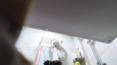 猥琐房东暗藏藏摄像头偷窥身材丰满的御姐洗澡